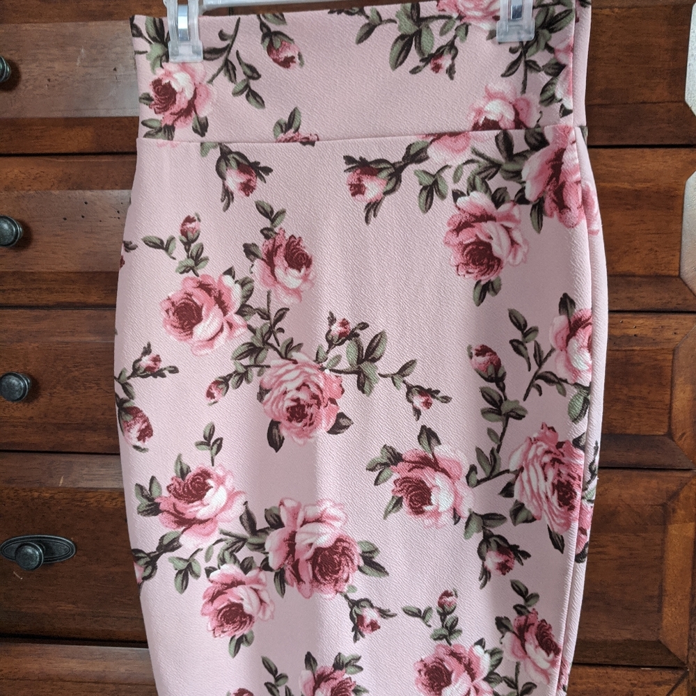 🌹Rose floral pencil skirt pink🌹!!BOGO 1/2 off!!